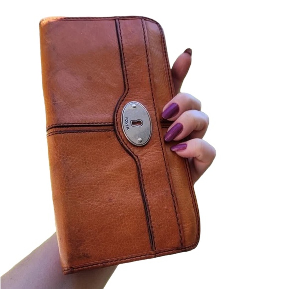 FOSSIL LEATHER WALLET GENTLY USED